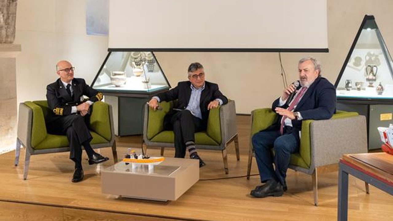 Relatori durante un incontro istituzionale