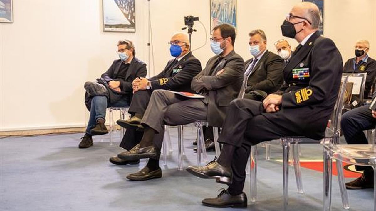 Pubblico presente a un convegno marittimo