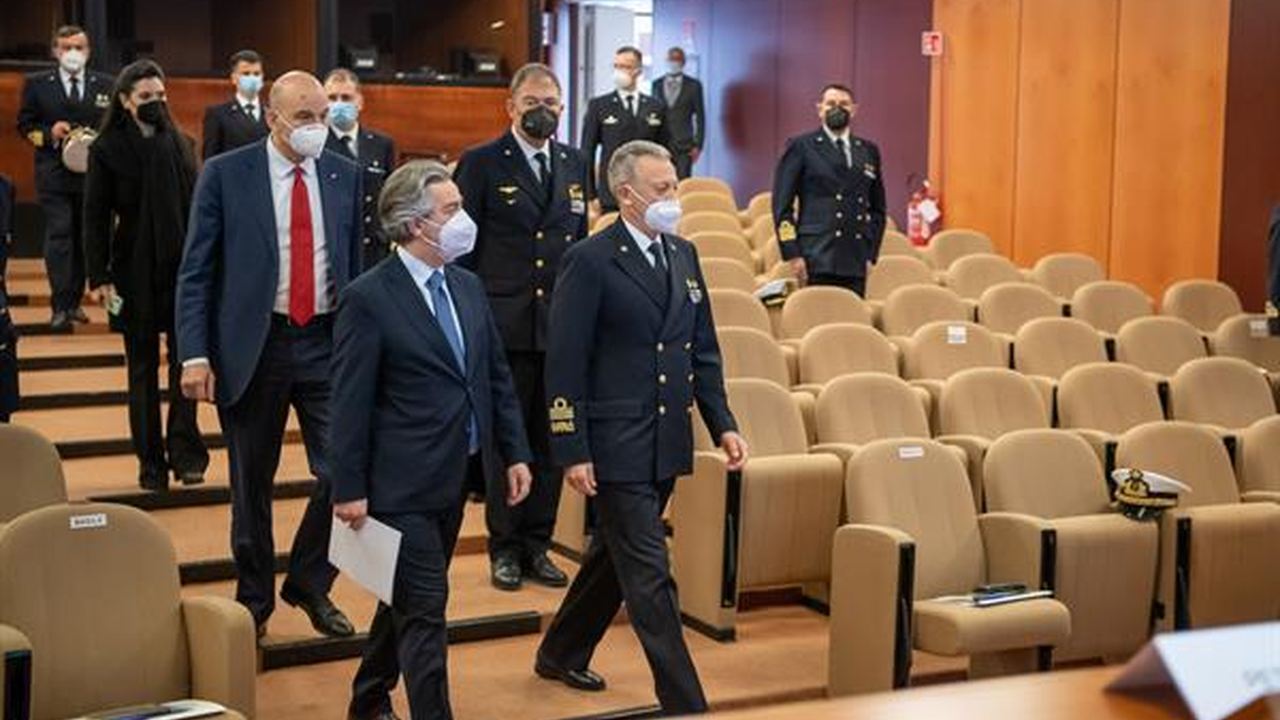 Ufficiali e relatori durante una conferenza