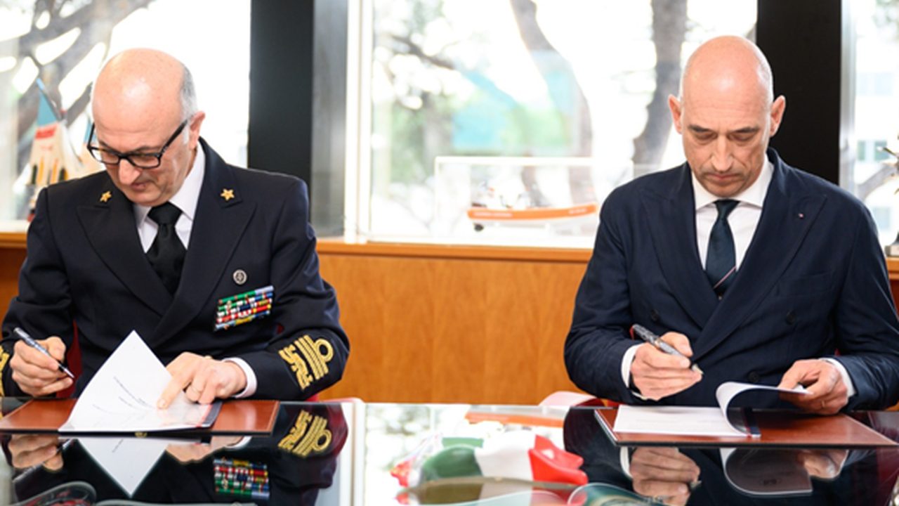 Personale della Guardia Costiera riunito per una attività di sicurezza
