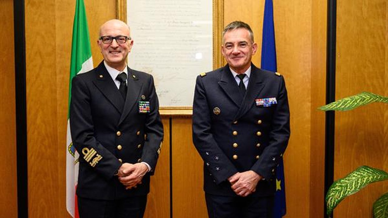Unità e operatori della Guardia Costiera durante un controllo