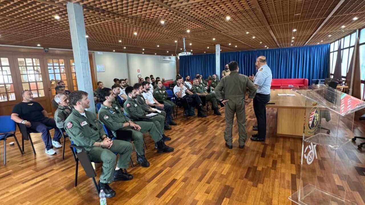 Briefing operativo con personale in uniforme