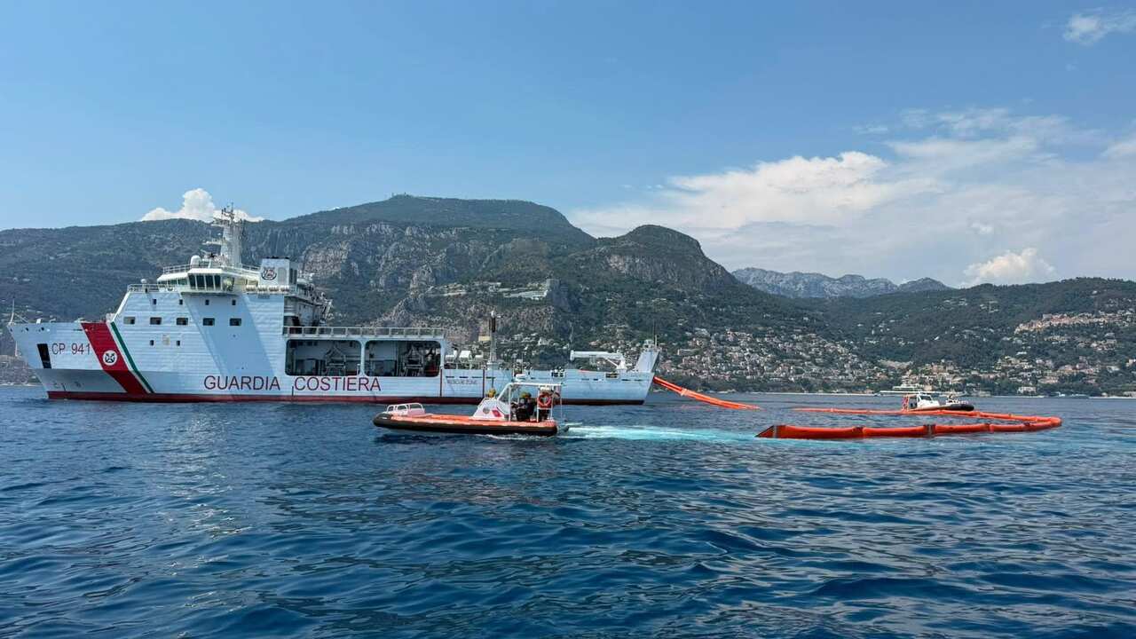 Nave della Guardia Costiera durante un'esercitazione