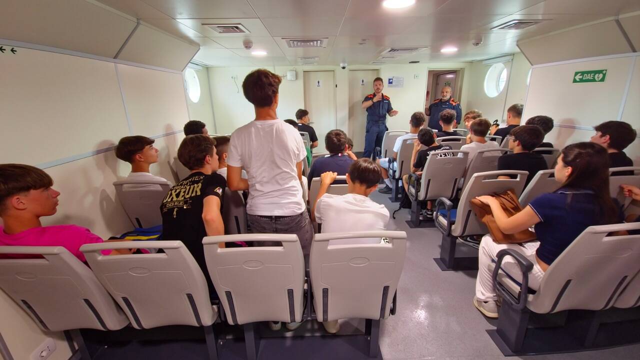 Lezione operativa con personale della Guardia Costiera
