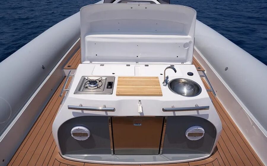 Cucina poppiera del PY Yacht PY100