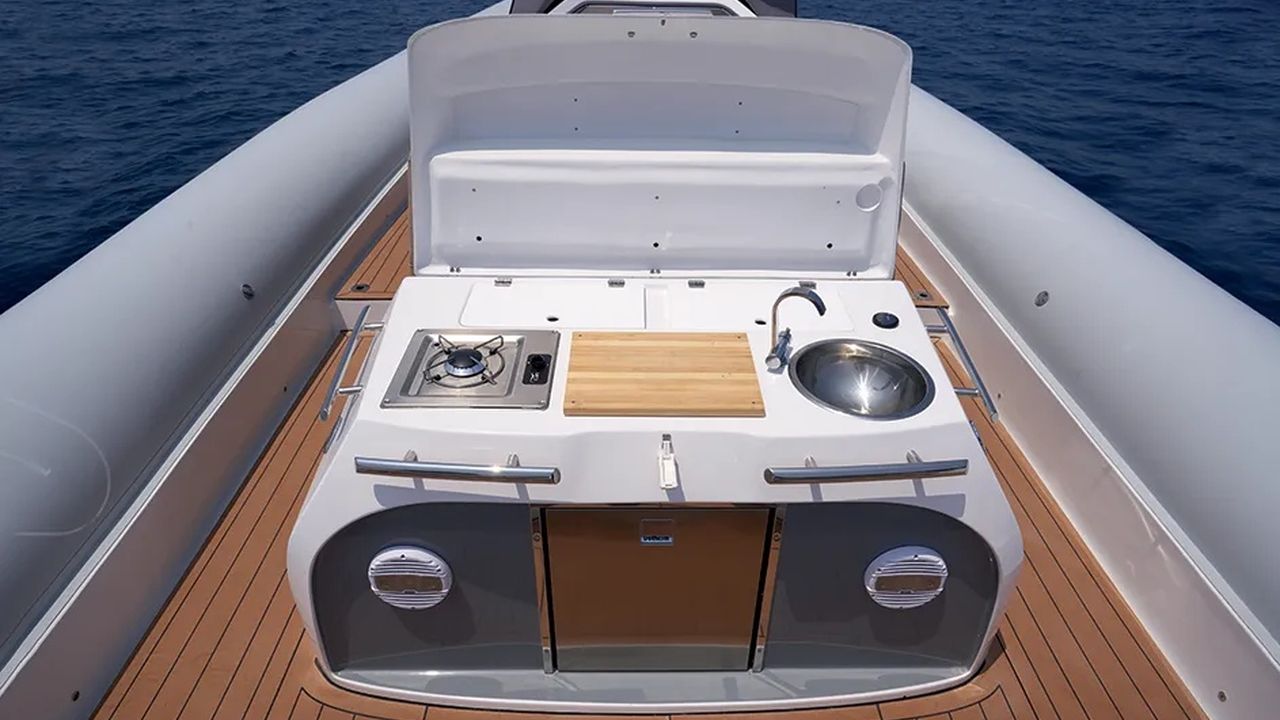 Cucina poppiera del PY Yacht PY100