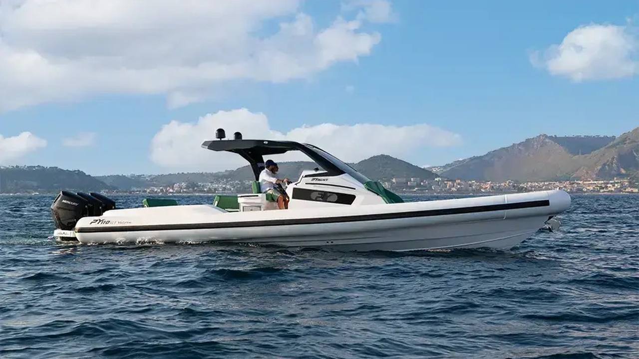 PY Yacht PY110 GT Veloce bianco in navigazione