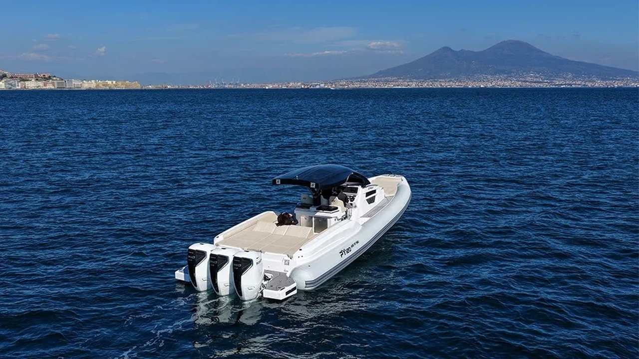 PY Yacht PY120 GTS vu de la poupe