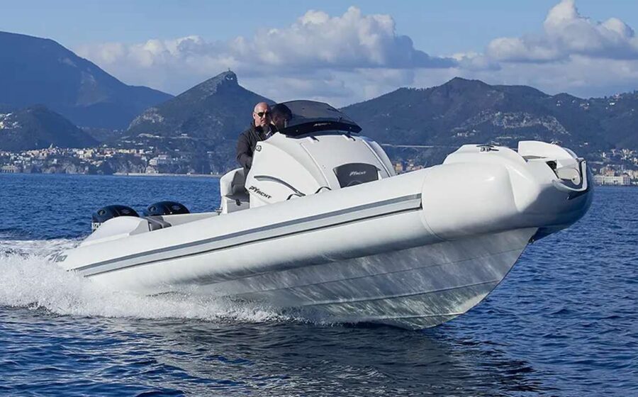 PY Yacht PY90 in navigazione frontale