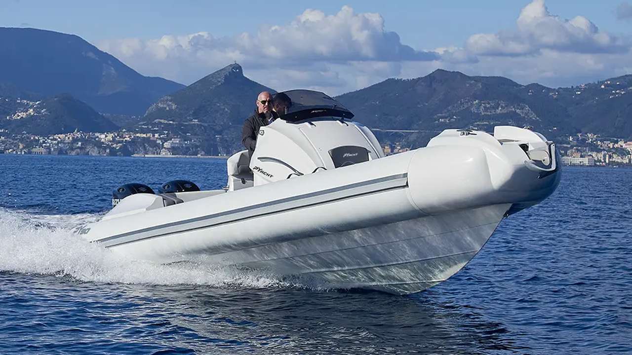 PY Yacht PY90 in navigazione frontale