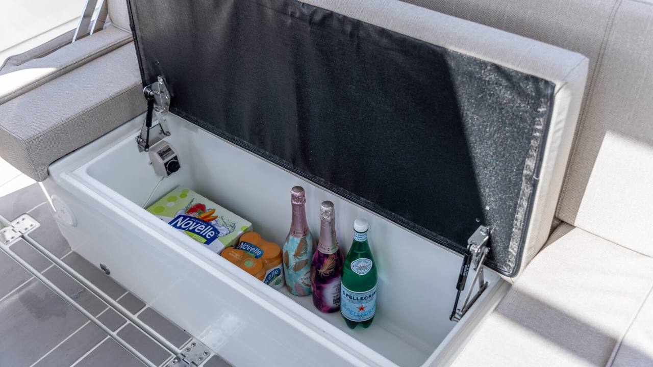 Gavone refrigerato della Quarken 35 Sport Tourer
