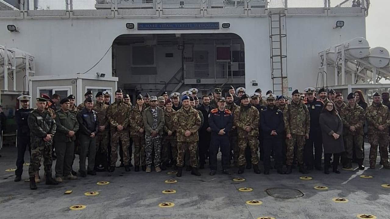 Personale marittimo impegnato in un controllo