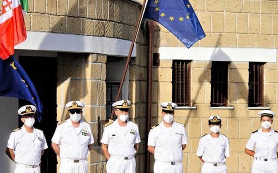 Personale della Guardia Costiera schierato in una sede istituzionale