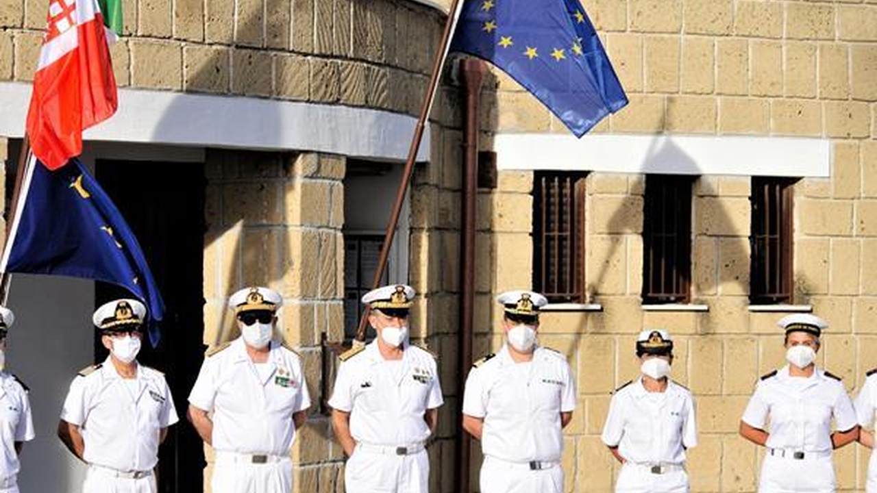 Personale della Guardia Costiera schierato in una sede istituzionale