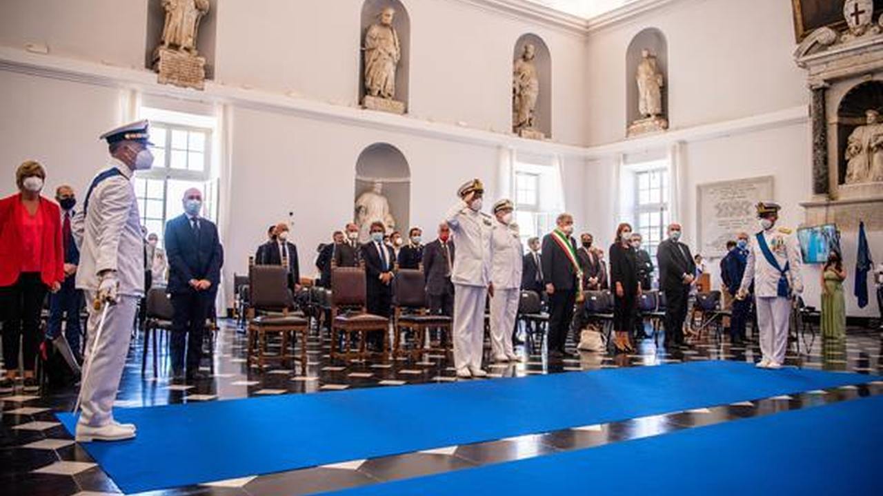 Cerimonia operativa con ufficiali marittimi