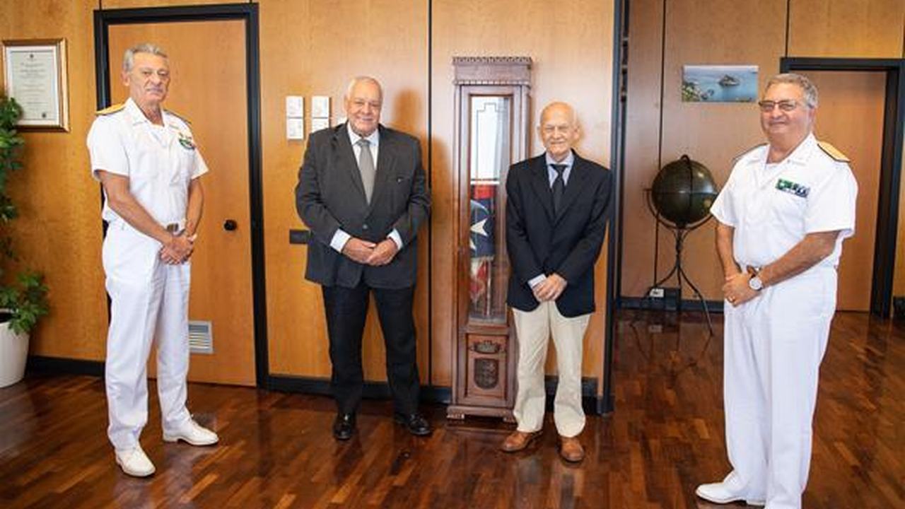 Ufficiali e rappresentanti durante un incontro