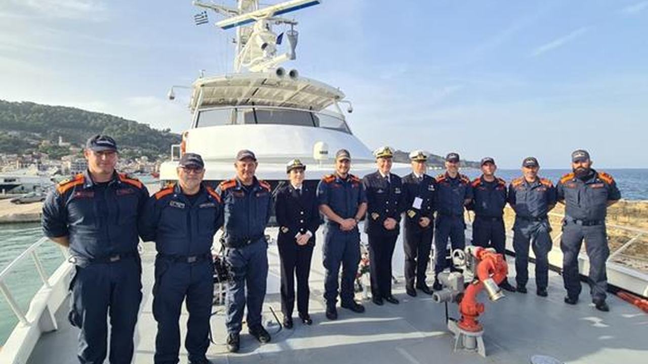 Equipaggio della Guardia Costiera durante un intervento nautico