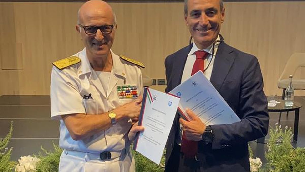Unità navale della Guardia Costiera vista dalla banchina