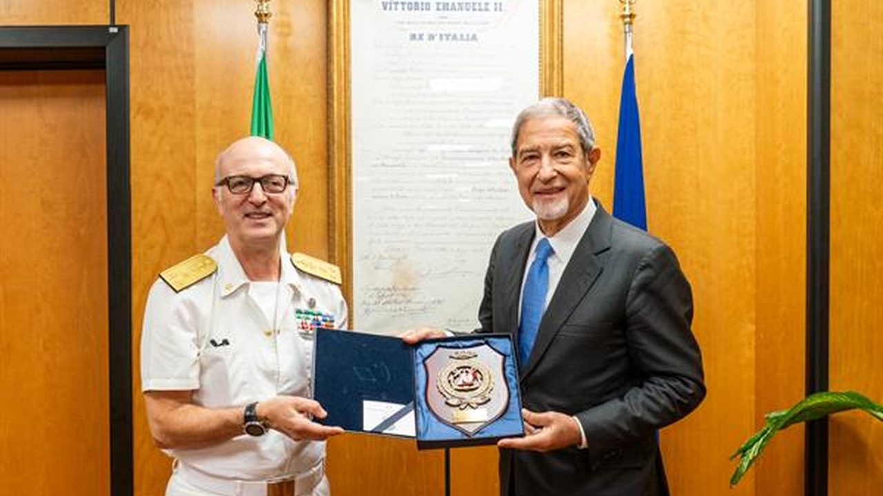 Equipaggio e unità della Guardia Costiera durante una missione