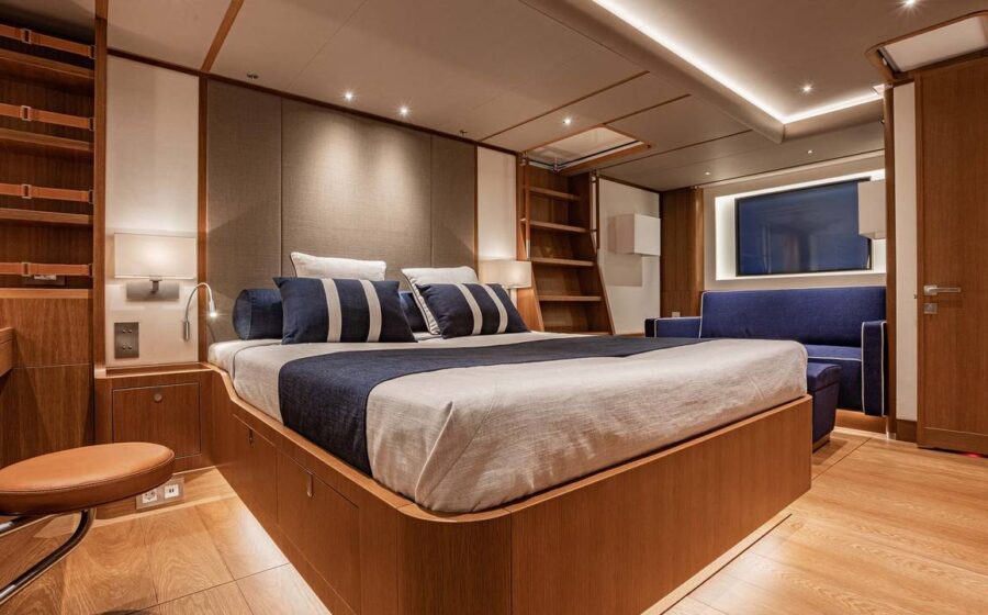 Salone della Swan 98 con divani