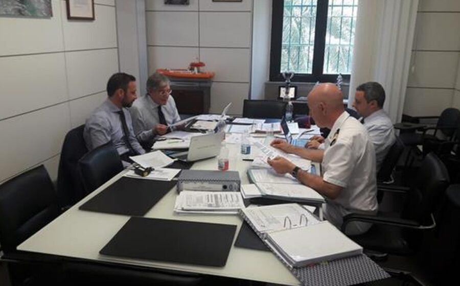 Riunione di lavoro in un ufficio della Guardia Costiera