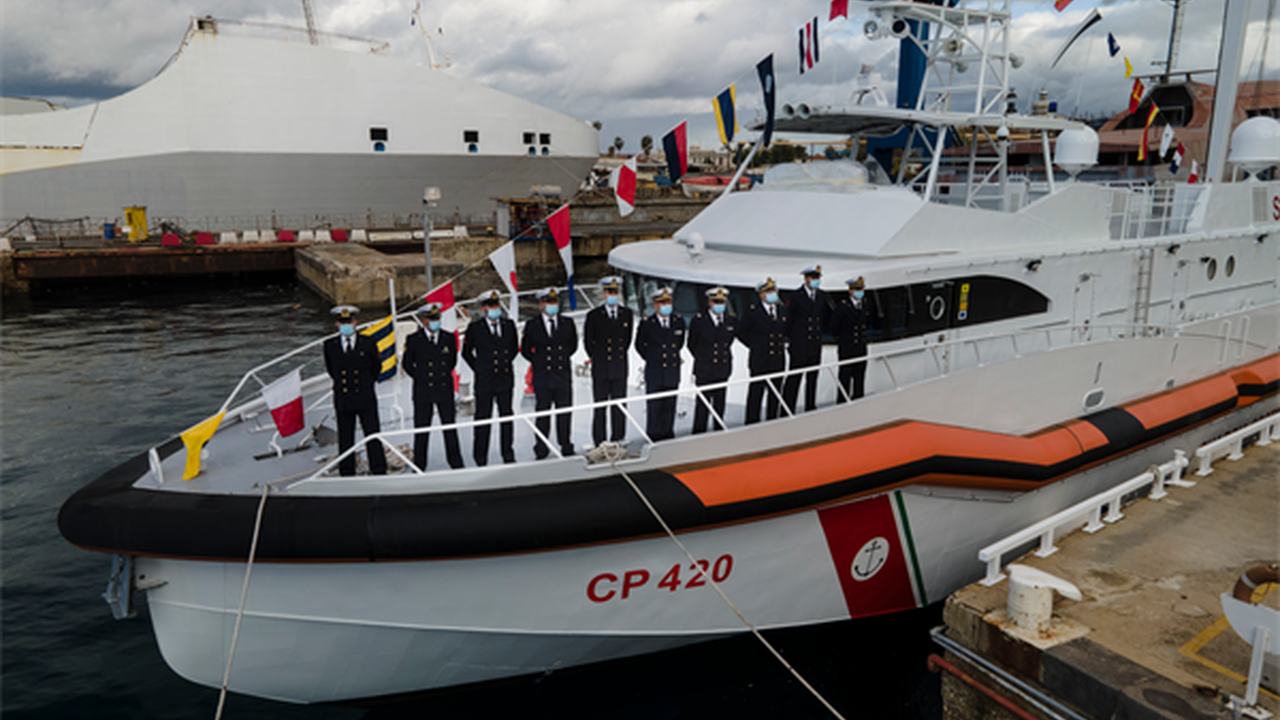 Equipaggio schierato su una motovedetta della Guardia Costiera