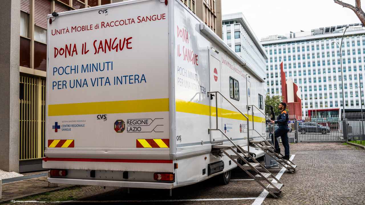Unità mobile per la donazione del sangue presso una sede istituzionale