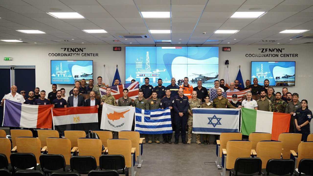 Gruppo internazionale in un centro di coordinamento