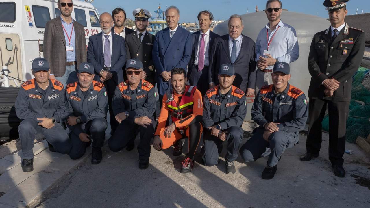 Squadre di soccorso e sommozzatori in porto