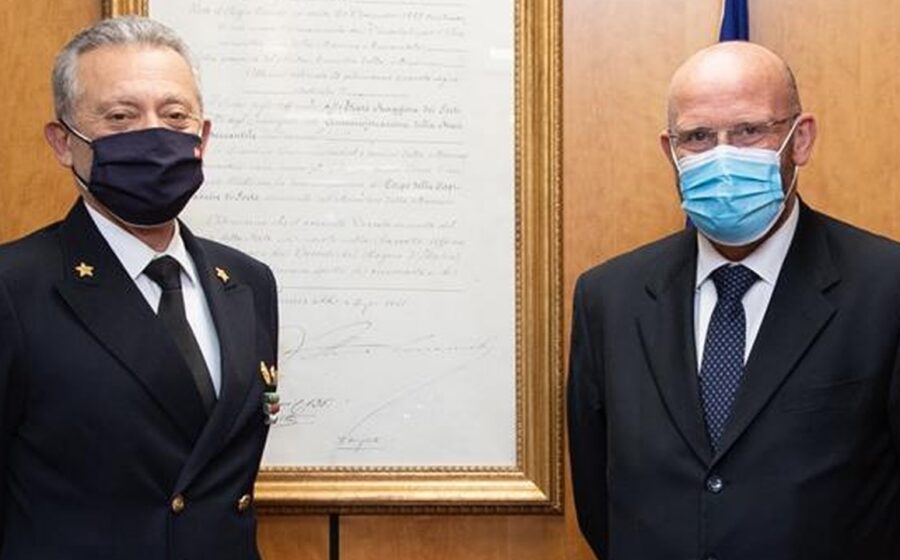 Ufficiale della Guardia Costiera durante un incontro istituzionale