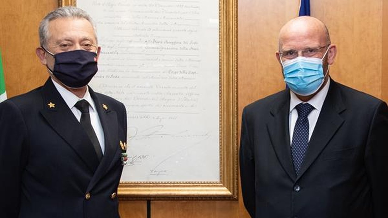 Ufficiale della Guardia Costiera durante un incontro istituzionale