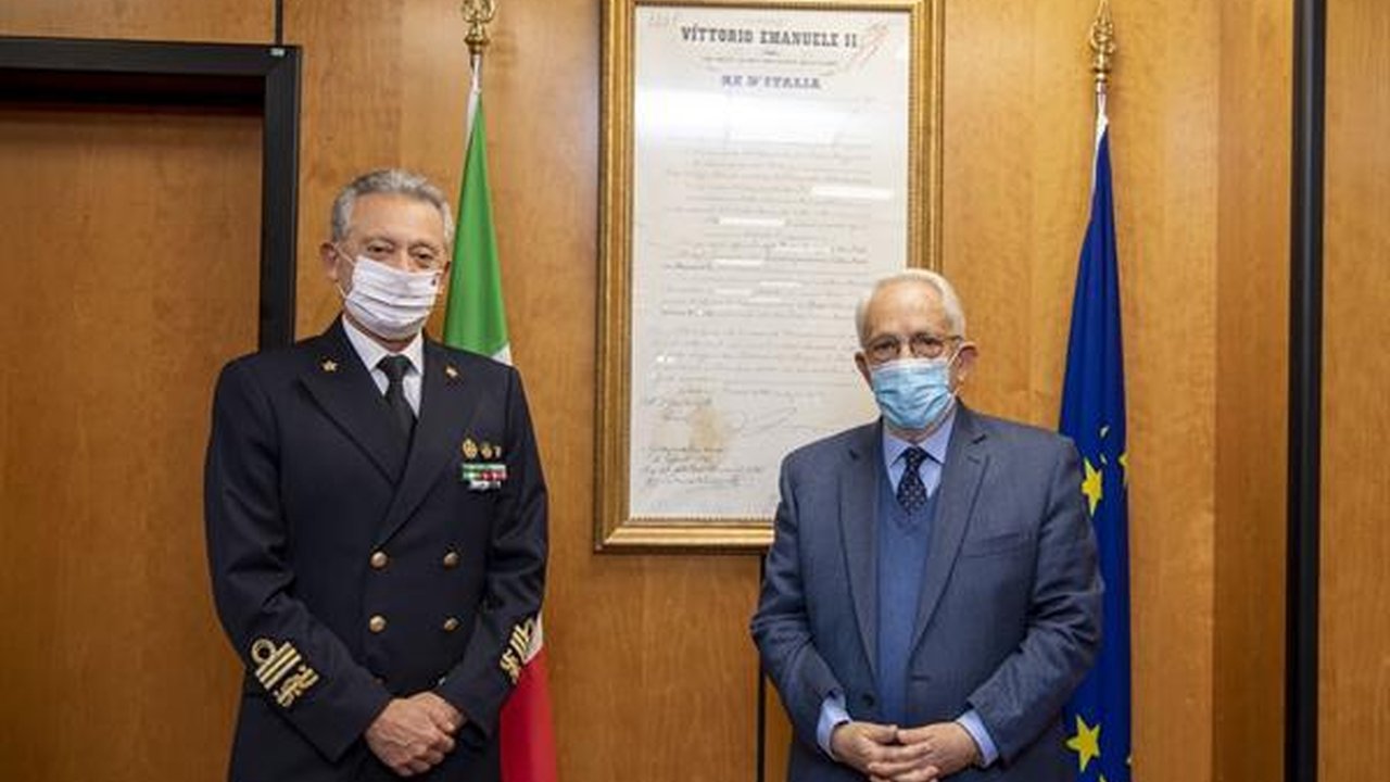 Ufficiale e rappresentante civile durante un incontro
