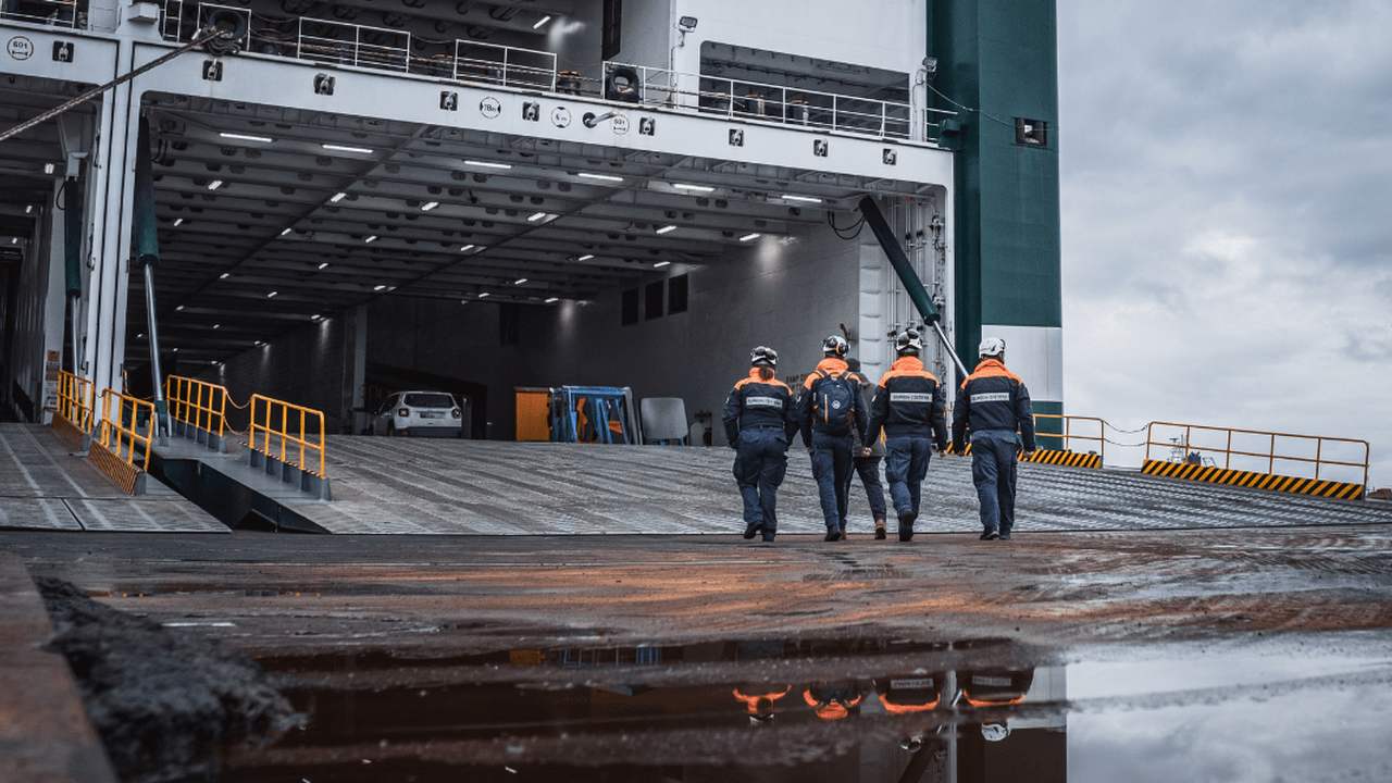 Personale in un grande ponte garage navale