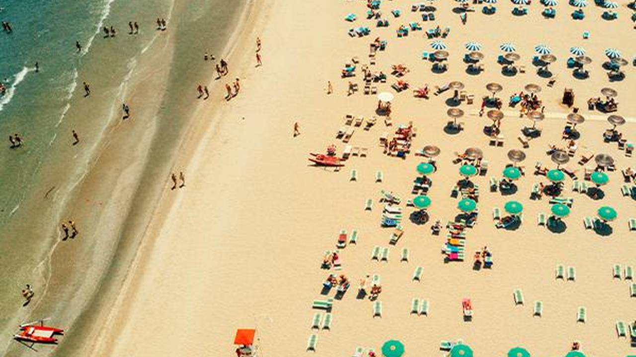 Spiaggia italiana osservata dall'alto