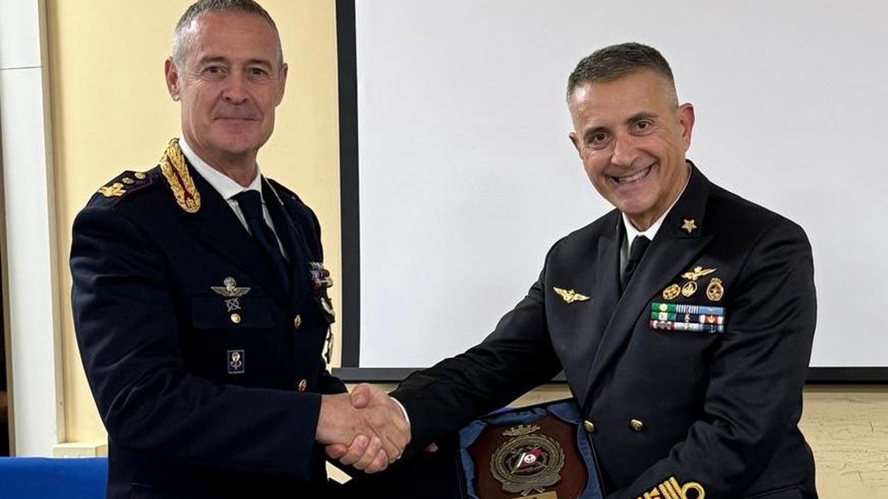 Stretta di mano tra ufficiali della Guardia Costiera