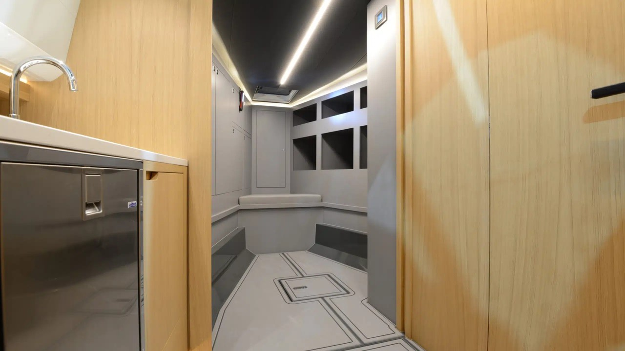 Cabina inferiore del Windy SR44