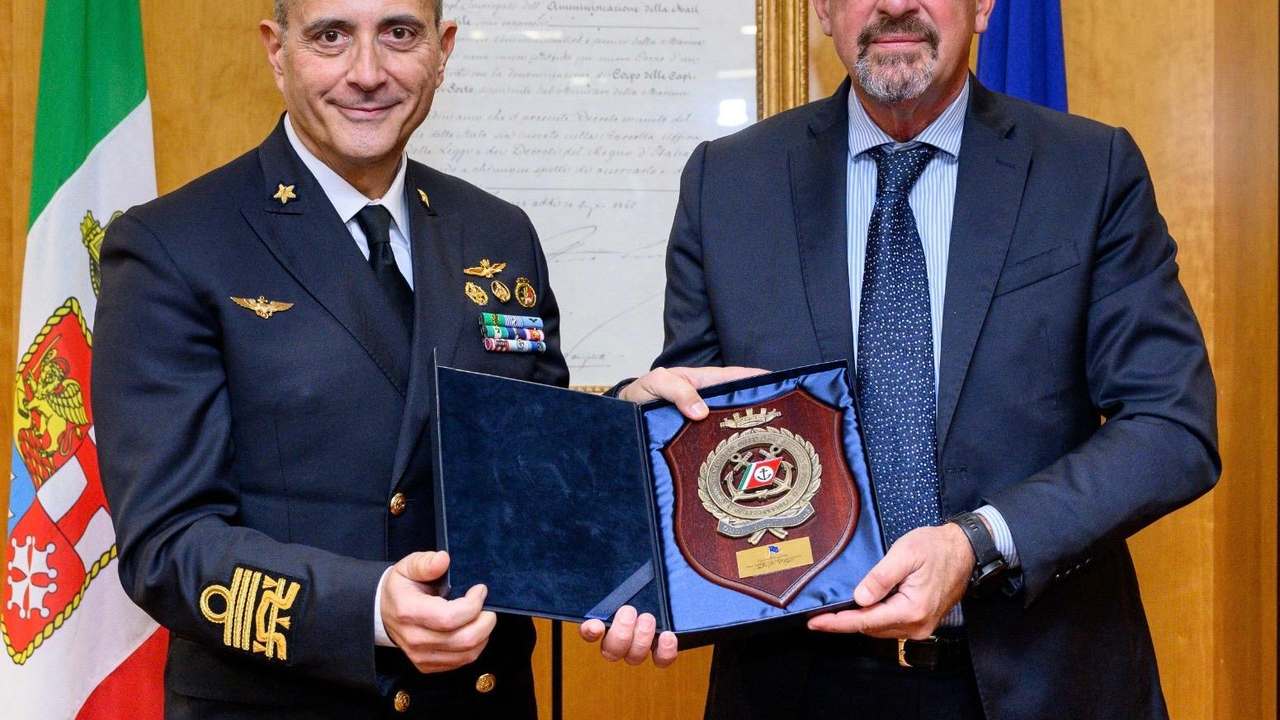 Personale della Guardia Costiera impegnato in attività pubblica