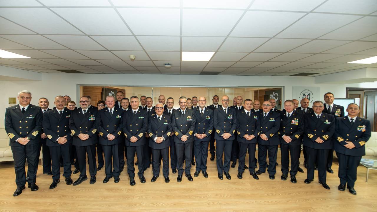 Guardia Costiera durante attività per la sicurezza della navigazione