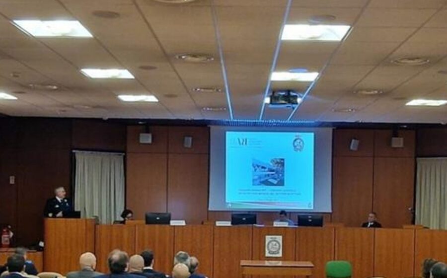Relatore durante una conferenza della Guardia Costiera