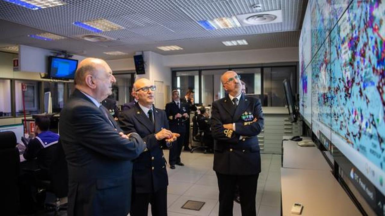Autorità in visita alla centrale operativa della Guardia Costiera