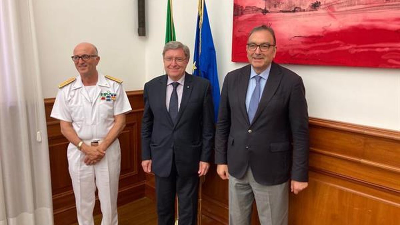 Ufficiale e rappresentanti istituzionali durante un incontro