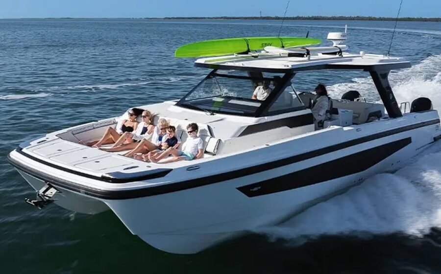 Aquila 45 Sport in navigazione con ospiti a prua