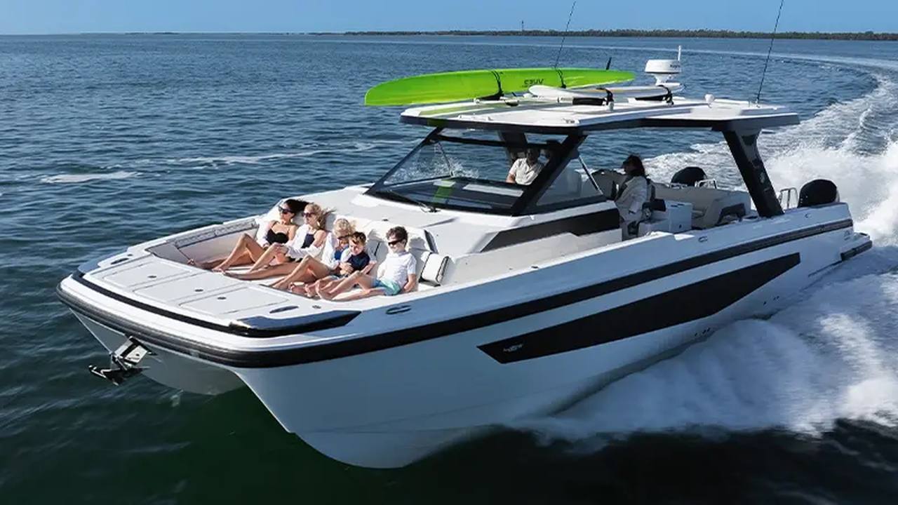 Aquila 45 Sport in navigazione con ospiti a prua