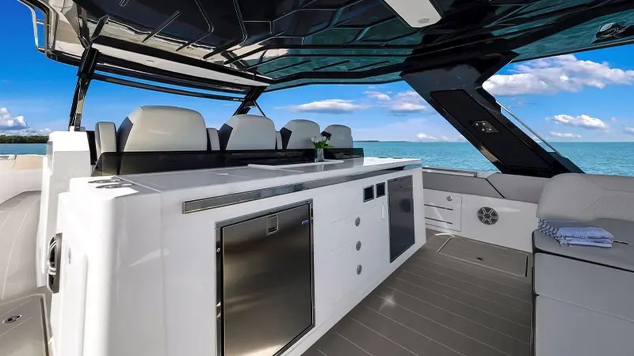 Cucina estiva dietro la plancia dell’Aquila 45 Sport