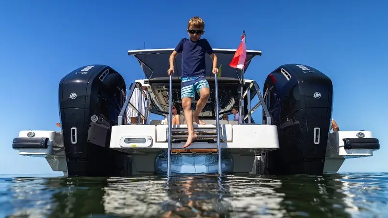 Piattaforme e accesso al mare dell’Aquila 45 Sport