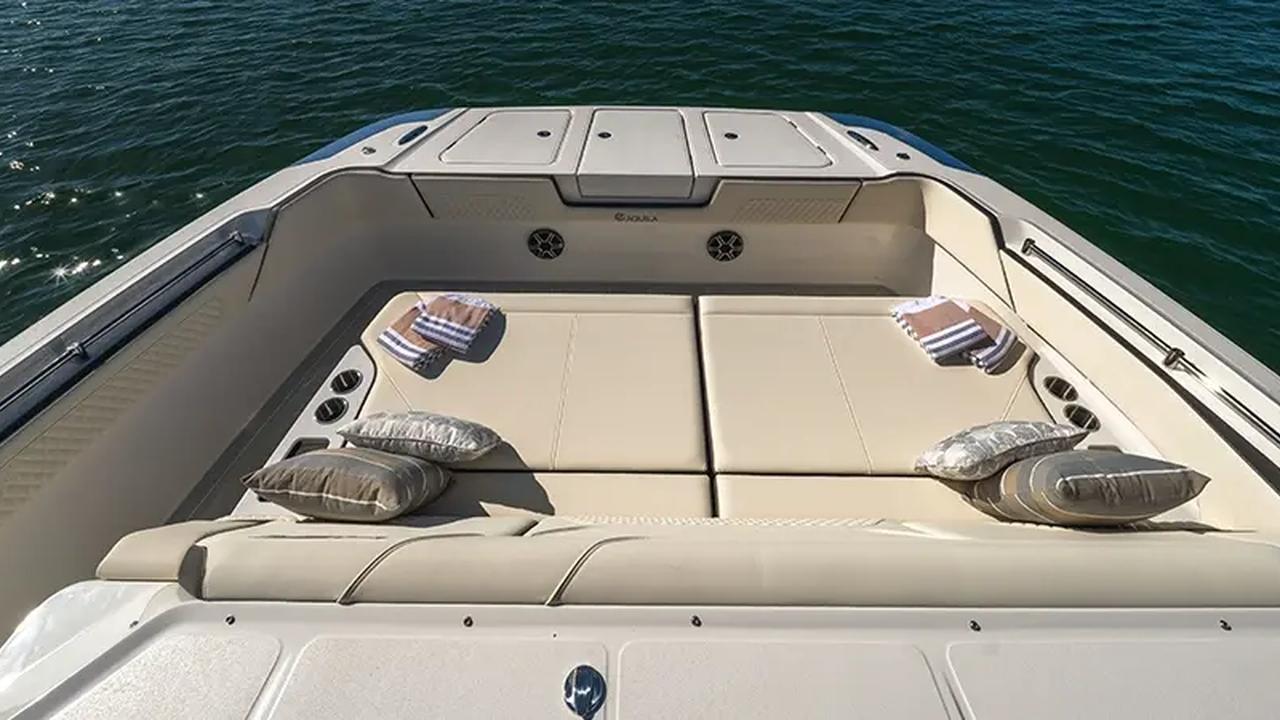 Sedute di prua dell’Aquila 45 Sport