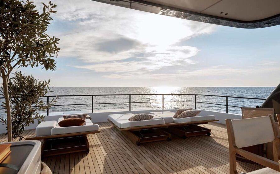 Flybridge del Magellano 27M con sedute e timoneria