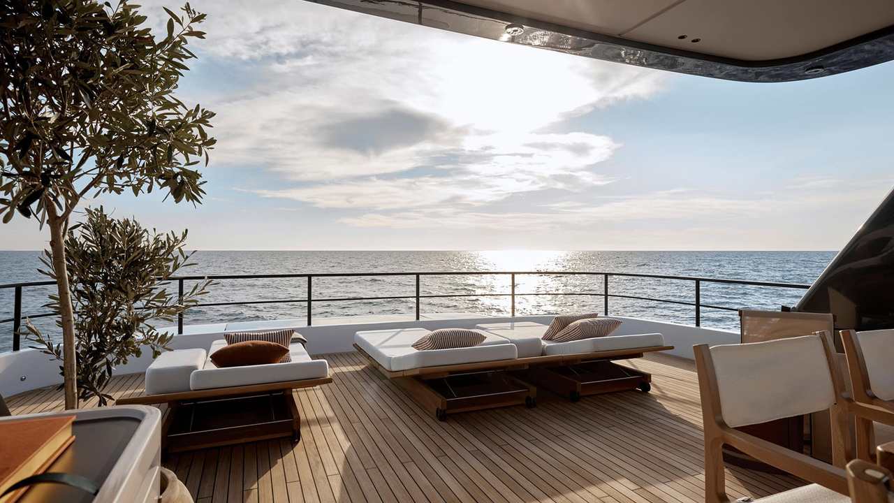Flybridge del Magellano 27M con sedute e timoneria