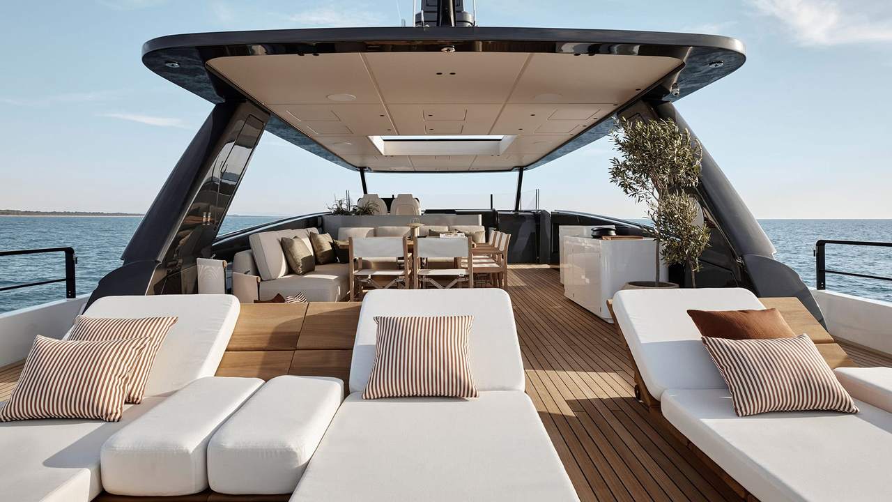 Area pranzo sul flybridge del Magellano 27M