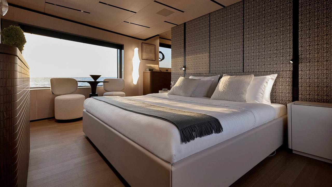 Letto e arredi nella cabina armatoriale del Magellano 27M